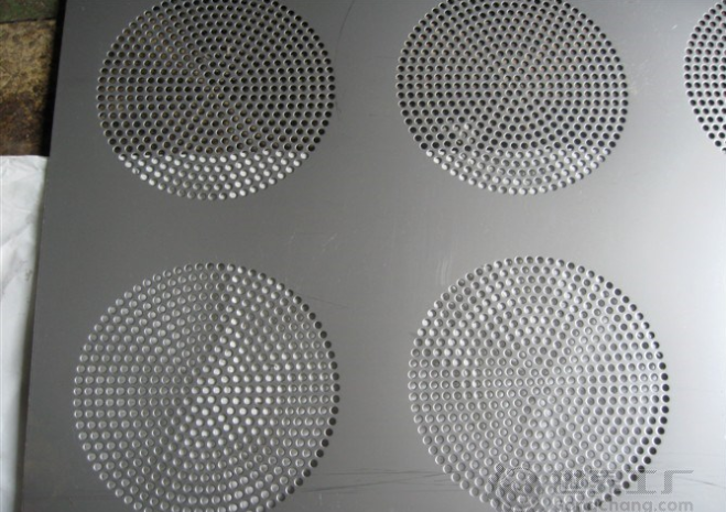 应用范围最广泛的冲孔板：圆孔型冲孔板又名圆孔网